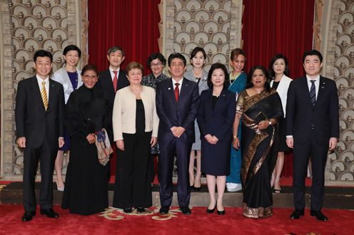 Photograph of the Prime Minister attending a commemorative photograph session (3)