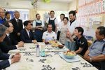 Photograph of the Prime Minister visiting a temporary shop at Kaiyama emergency temporary housing