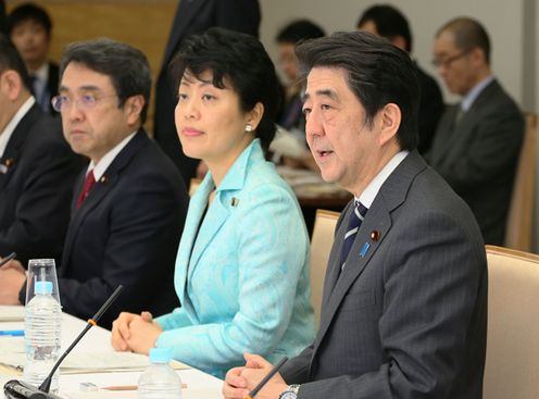 Photograph of the Prime Minister delivering an address (1)