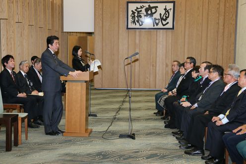 Photograph of the Prime Minister receiving the courtesy call (2)