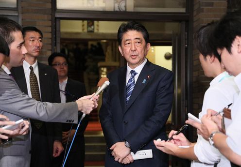 Photograph of the Prime Minister holding the press occasion