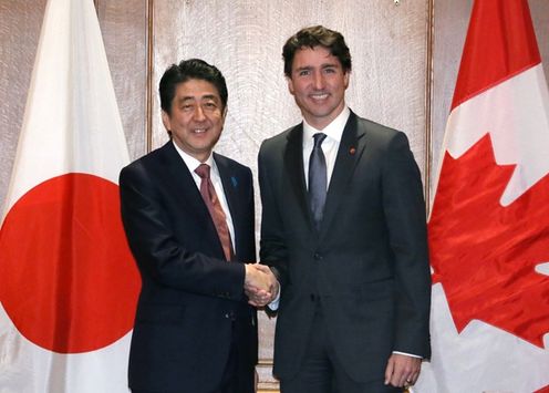 Photograph of the Prime Minister shaking hands with the Prime Minister of Canada