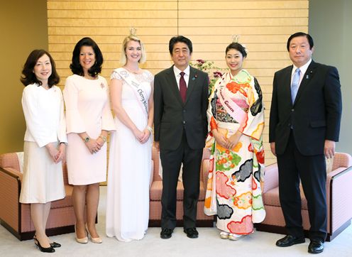 Photograph of the Prime Minister having his photograph taken with the participants in the courtesy call