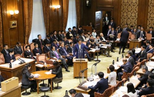 Photograph of the Prime Minister answering questions at the meeting of the Budget Committee of the House of Councillors