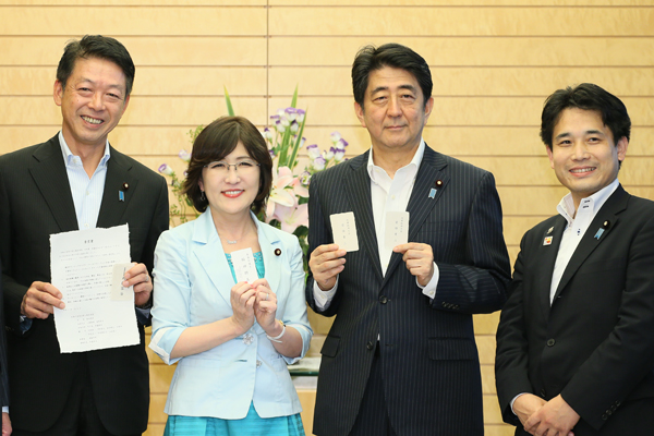 Photograph of the Prime Minister being presented with business cards (1)