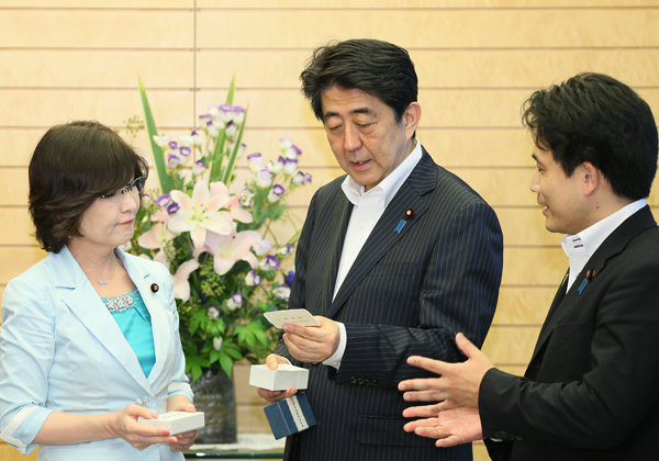 Photograph of the Prime Minister being presented with business cards (2)
