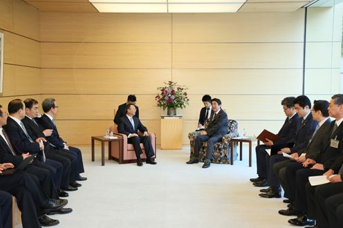 Photograph of the Prime Minister receiving the courtesy call (3)