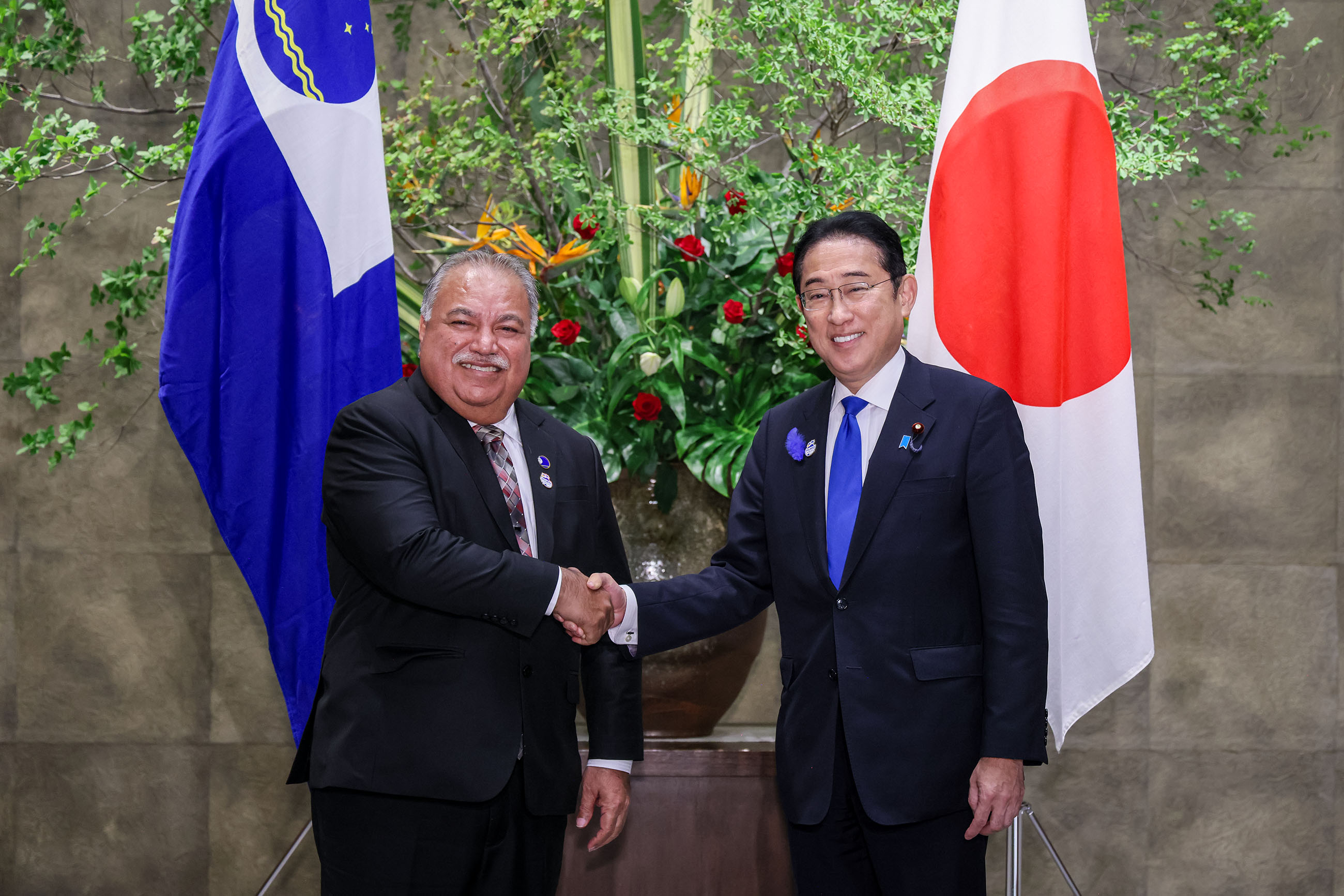 Prime Minister Kishida receiving a courtesy call from Hon. Mr. Baron Waqa, Secretary General, Pacific Islands Forum (3)