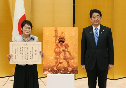 Photograph of the Prime Minister taking a commemorative photograph with a contest winner