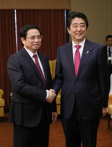 Photograph of the Prime Minister receiving the courtesy call from the President of the Viet Nam-Japan Parliamentary Friendship Association
