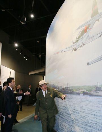 Photograph of the Prime Minister visiting the Pearl Harbor Visitor Center (3)
