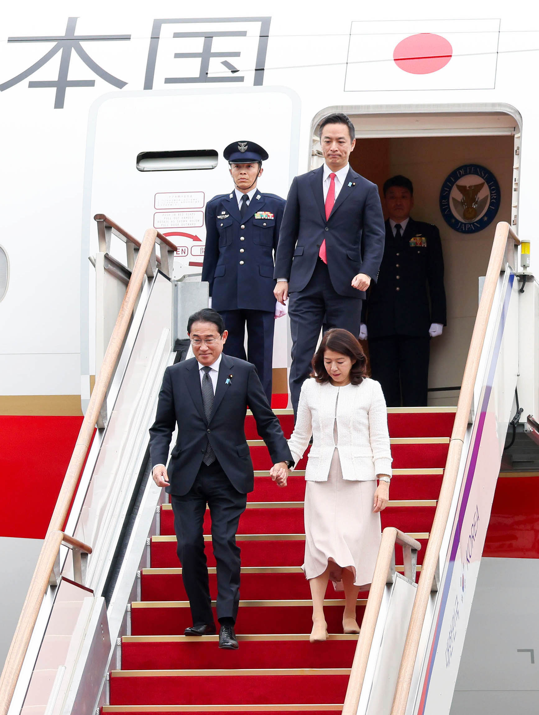 Prime Minister Kishida arriving in the Republic of Korea (2)