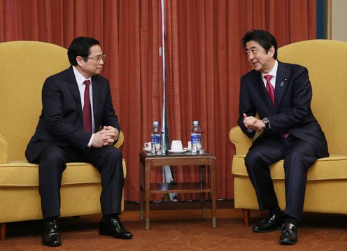 Photograph of the Prime Minister receiving the courtesy call from the President of the Viet Nam-Japan Parliamentary Friendship Association