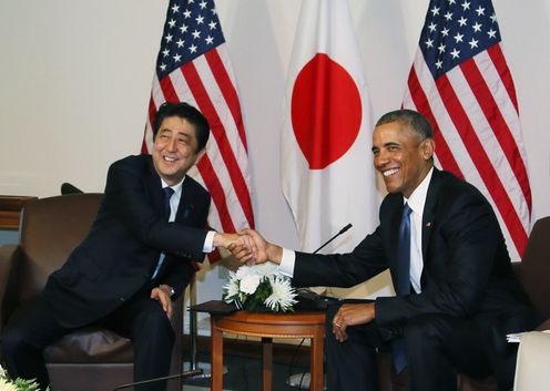 Photograph of the Prime Minister shaking hands with the President of the United States