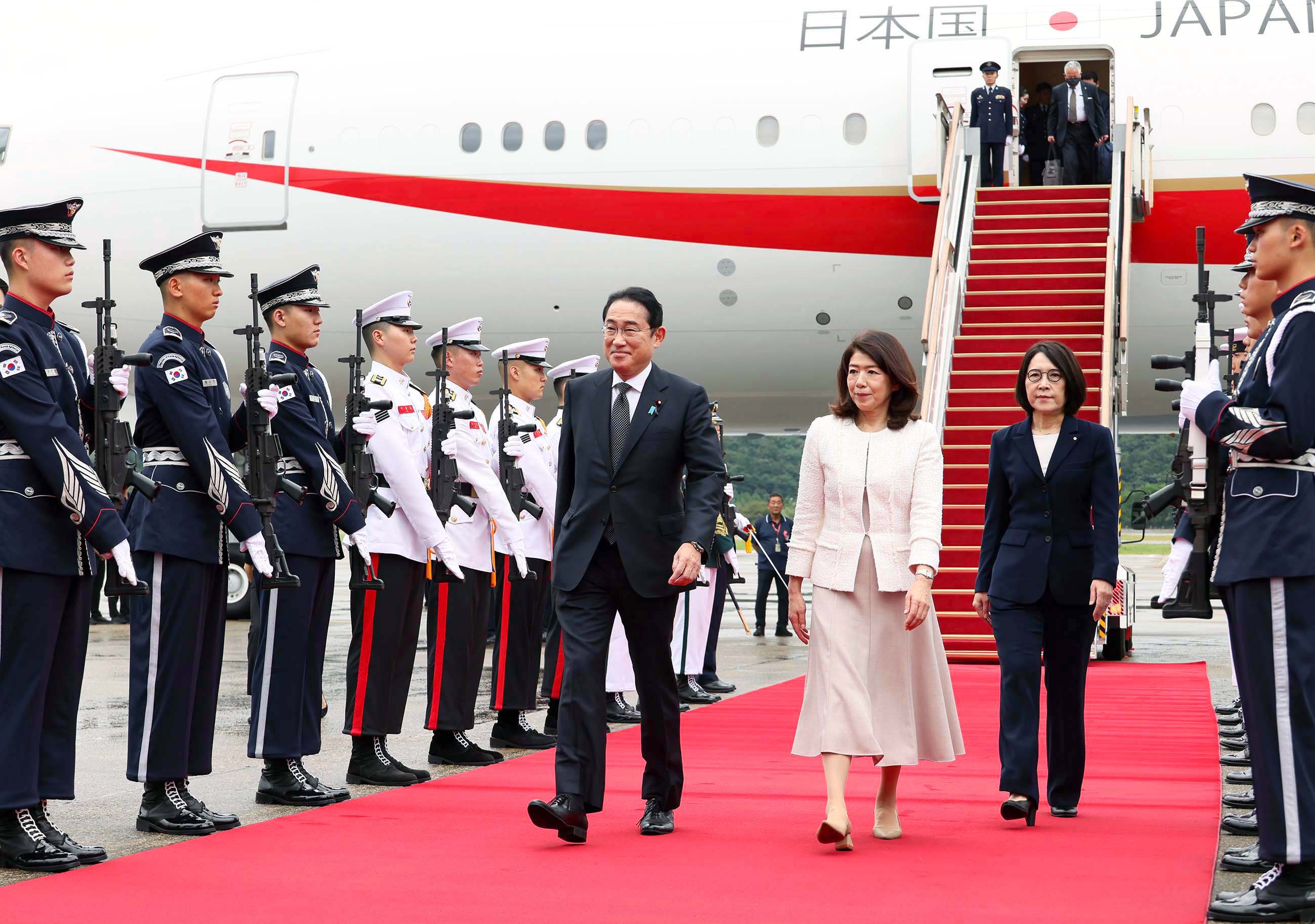 Prime Minister Kishida arriving in the Republic of Korea (3)