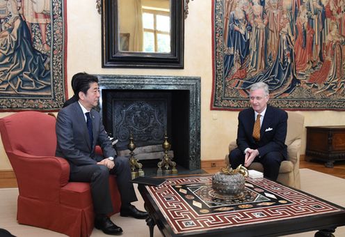 Photograph of the audience with the King of Belgium (2)