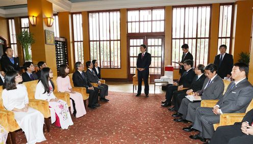 Photograph of the Prime Minister meeting with representatives of Japan-Viet Nam University