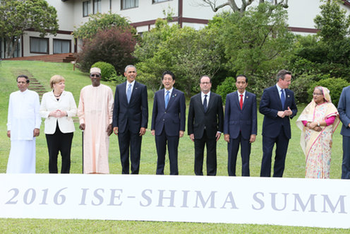 Photograph of the commemorative photograph session of the G7 leaders and invited outreach country leaders (2)