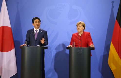 Photograph of the Japan-Germany joint press announcement