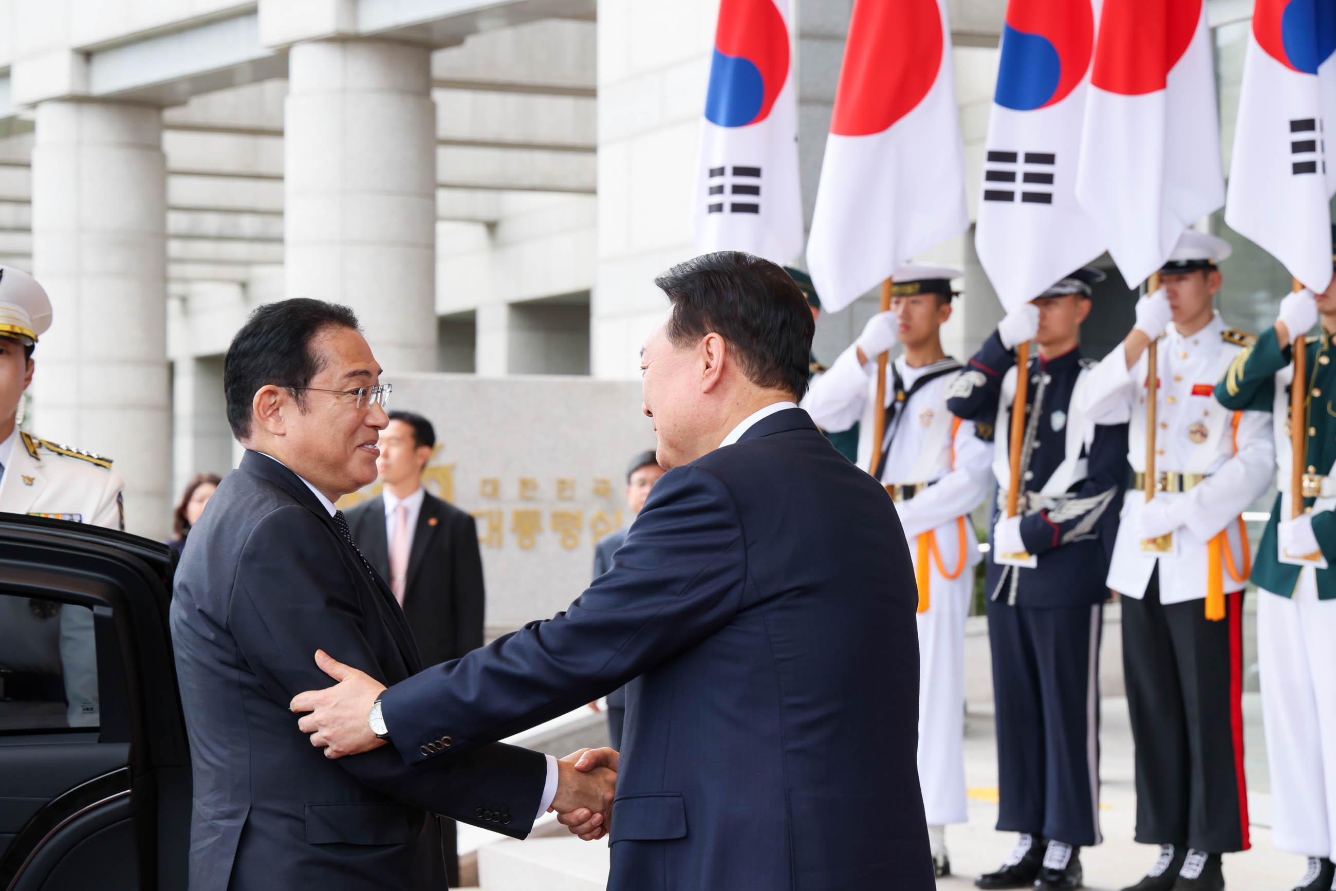 Prime Minister Kishida being welcomed by President Yoon (1)