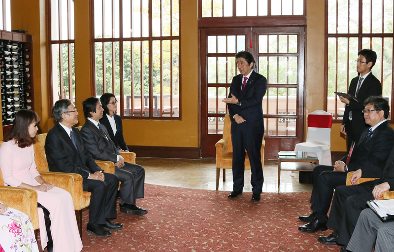 Photograph of the Prime Minister meeting with representatives of Japan-Viet Nam University