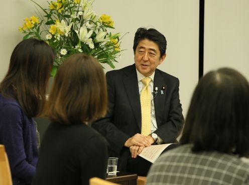 Photograph of the Prime Minister exchanging views with participants (1)