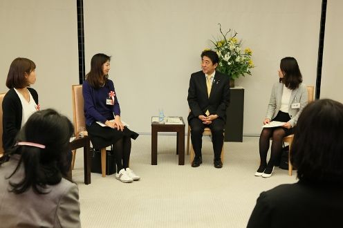 Photograph of the Prime Minister exchanging views with participants (2)