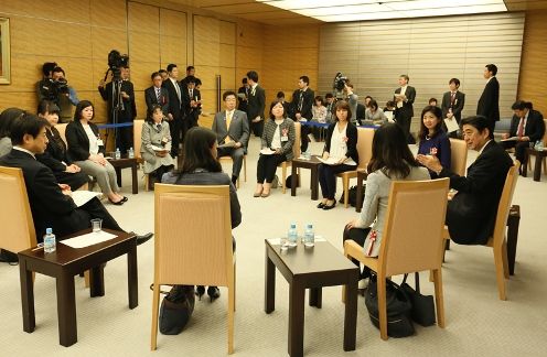Photograph of the Prime Minister exchanging views with participants (3)
