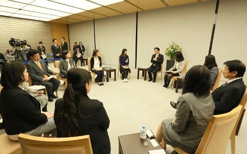 Photograph of the Prime Minister exchanging views with participants (4)