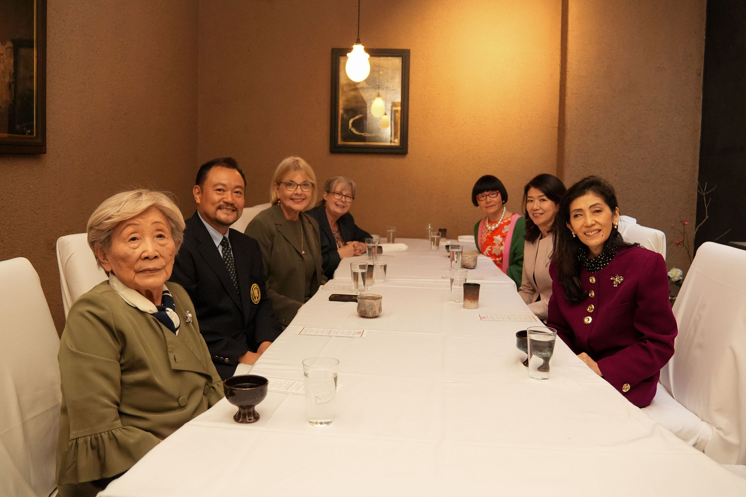 Mrs. Kishida meeting with members of the Ikebana International (1)