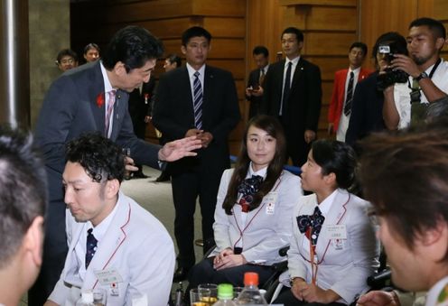 Photograph of the Prime Minister conversing with athletes (3)