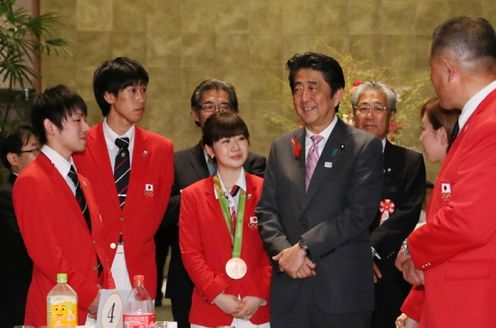 Photograph of the Prime Minister conversing with athletes (6)