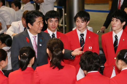 Photograph of the Prime Minister conversing with athletes (1)