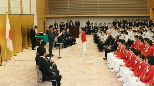 Photograph of the Prime Minister presenting a certificate of appreciation (1)