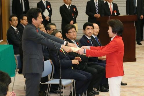 Photograph of the Prime Minister presenting a certificate of appreciation (2)