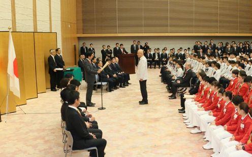 Photograph of the Prime Minister presenting a certificate of appreciation (3)