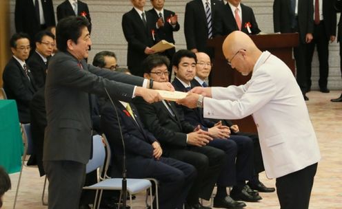 Photograph of the Prime Minister presenting a certificate of appreciation (4)