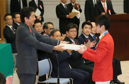 Photograph of the Prime Minister presenting a commemorative gift (1)