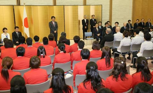 Photograph of the Prime Minister delivering an address (1)