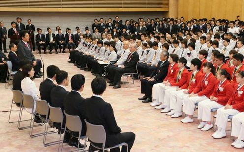 Photograph of the Prime Minister delivering an address (2)