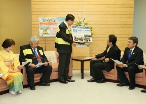 Photograph of the Prime Minister receiving the courtesy call (2)