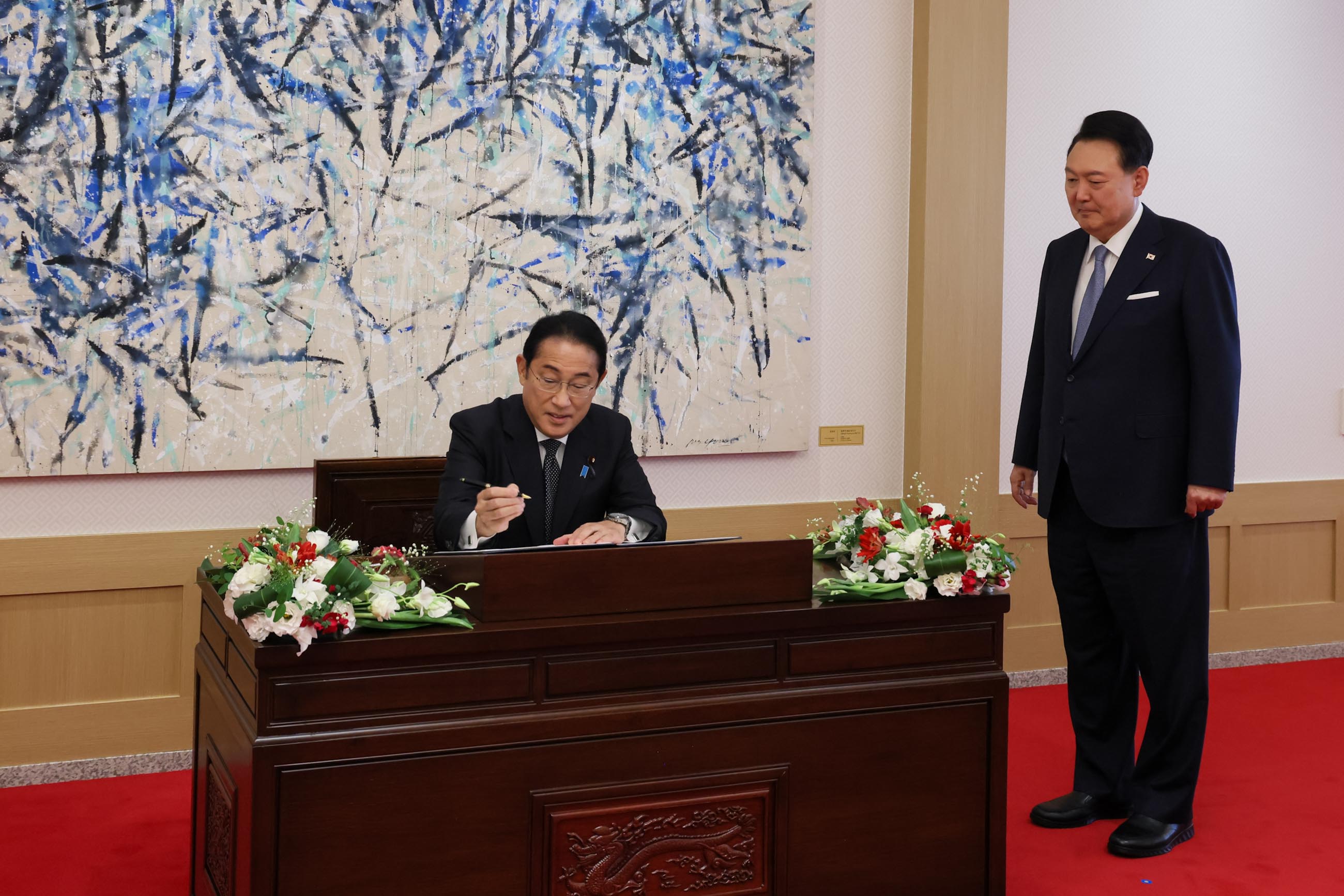 Prime Minister Kishida being welcomed by President Yoon (2)