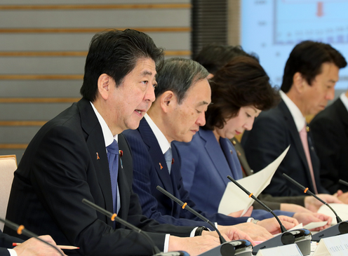 Photograph of the Prime Minister making a statement (1) (drill for countermeasures against novel influenza and other diseases)