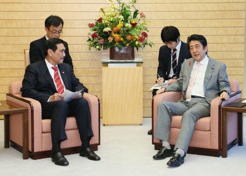 Photograph of the Prime Minister receiving the courtesy call (2)