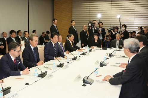 Photograph of the Prime Minister making a statement (2)