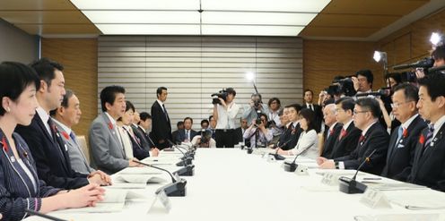 Photograph of the Prime Minister making a statement (2)