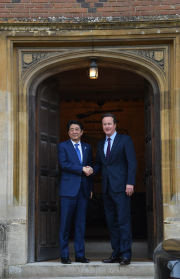 Photograph of the Prime Minister shaking hands with Prime Minister Cameron (2)