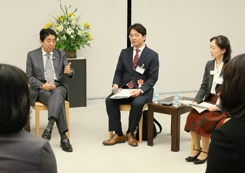 Photograph of the Prime Minister exchanging views with participants (3)