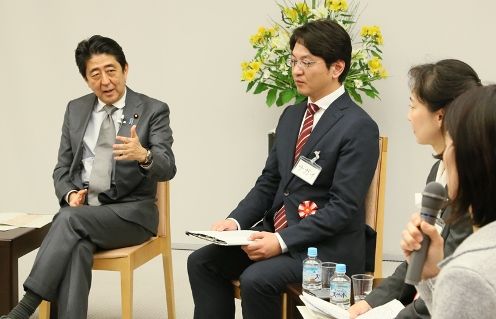 Photograph of the Prime Minister exchanging views with participants (4)