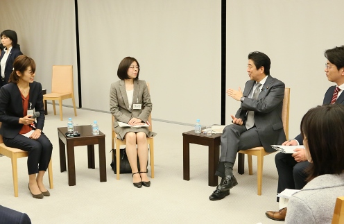 Photograph of the Prime Minister exchanging views with participants (5)